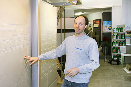 Miguel Bauters geeft u de nodige uitleg en advies bij het kiezen van uw vloer of wandtegels